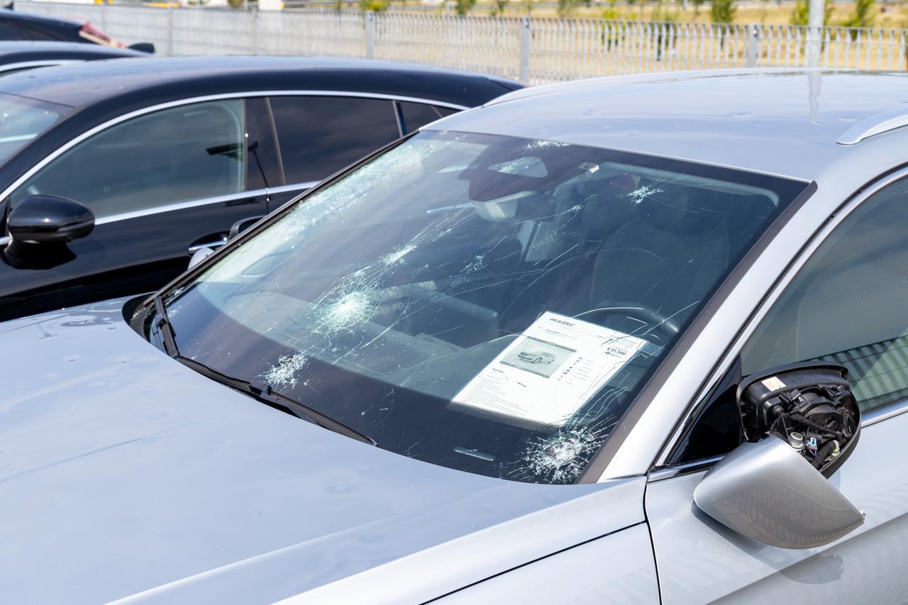 Ferrara, centri di riparazione auto presi d’assalto dopo la grandine: cosa coprono le assicurazioni
