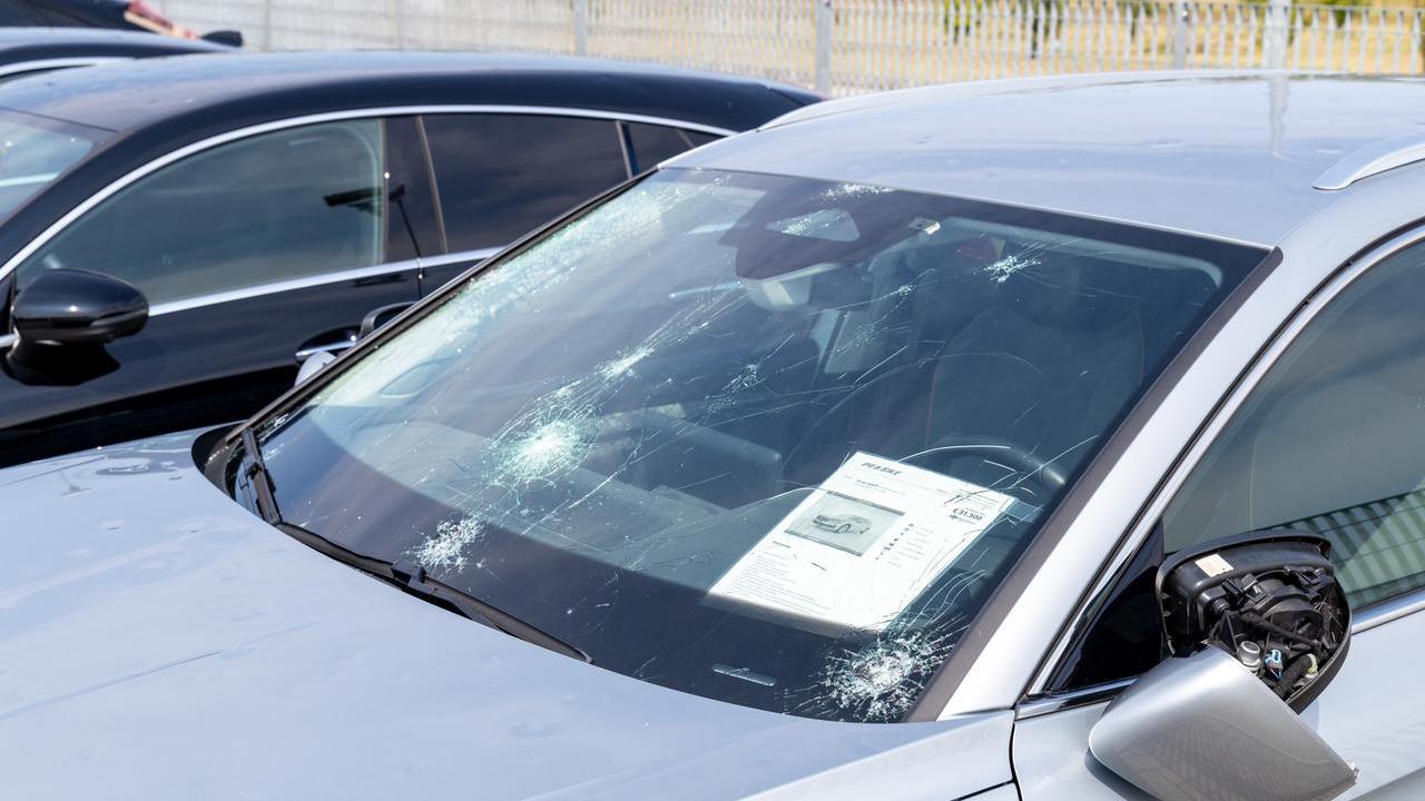 Ferrara, centri di riparazione auto presi d’assalto dopo la grandine: cosa coprono le assicurazioni