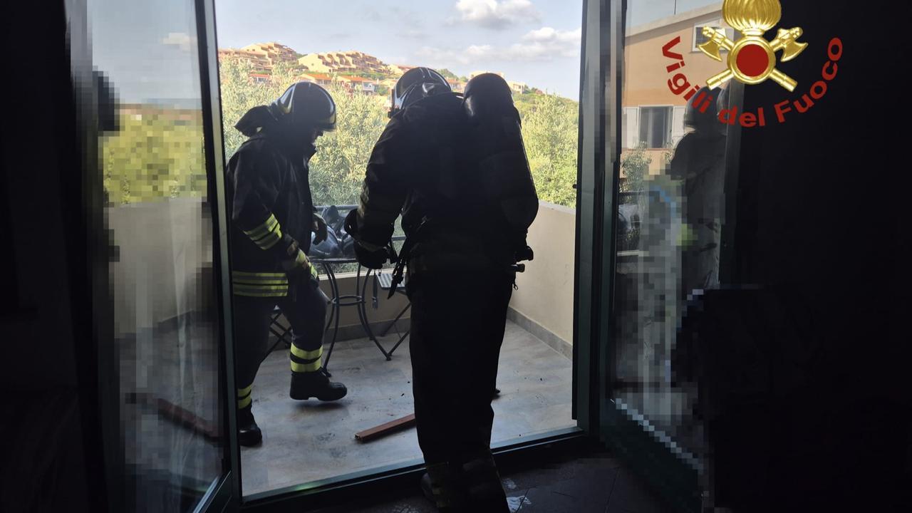 Paura in un condominio, a fuoco un appartamento