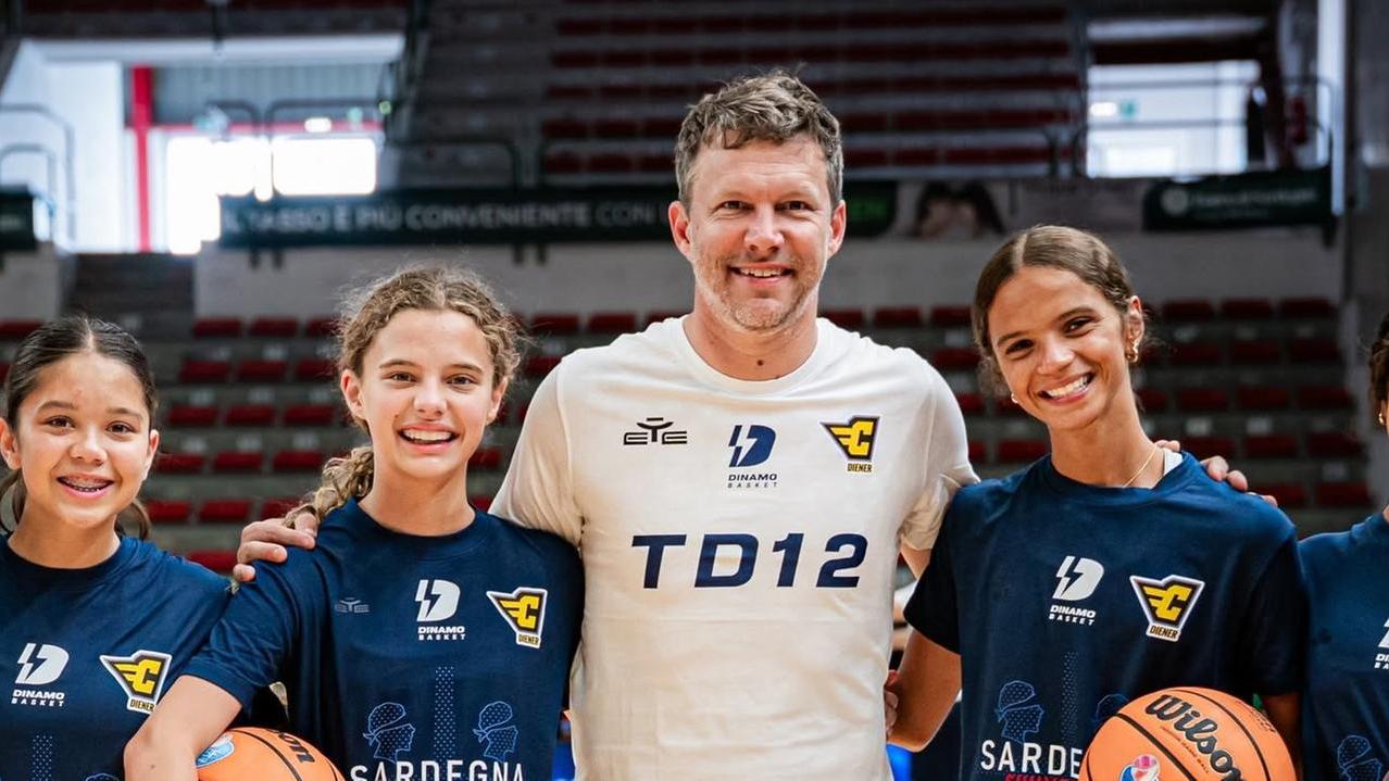 <strong>Travis Diener</strong> con alcune delle giovani partecipanti al camp <em>(credit Dinamo)</em>