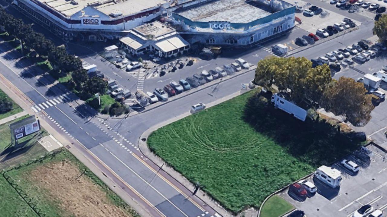 
	L&rsquo;area verde davanti al Brico interessata dal progetto

