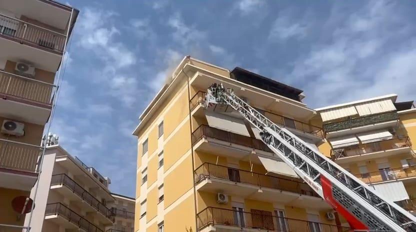 Paura a Sassari, fiamme in un appartamento: evacuata una palazzina