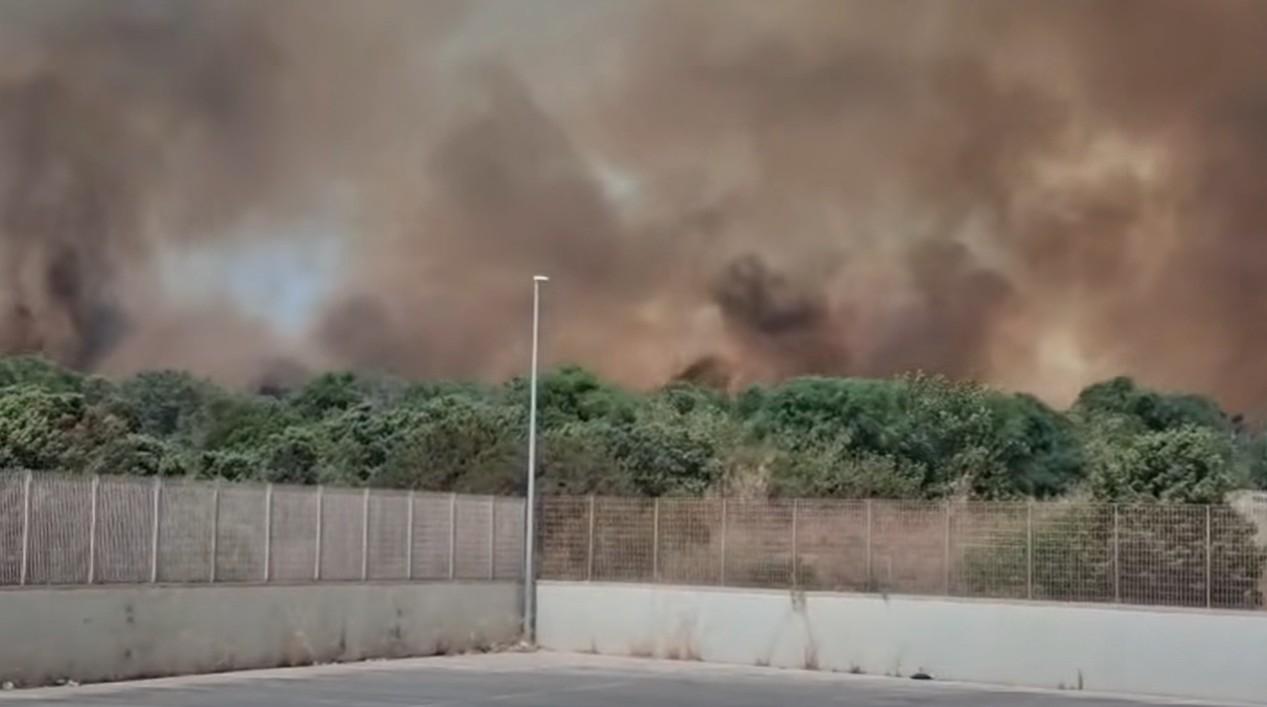 Sardegna in fiamme, devastante rogo assedia Portoscuso: paura fra gli abitanti – VIDEO