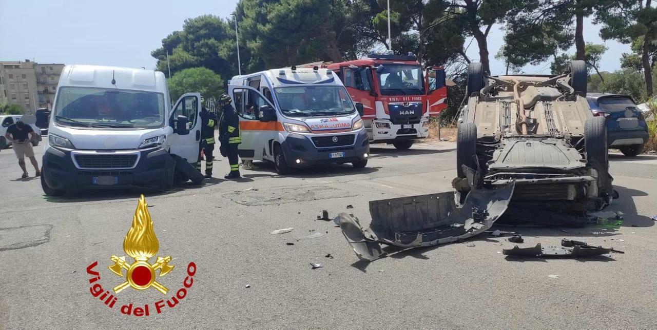 Sassari, l’auto si ribalta dopo lo scontro con il furgone: due feriti