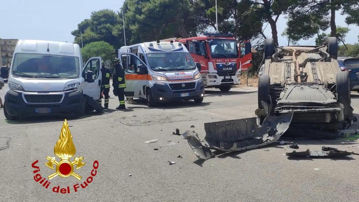 Sassari, l’auto si ribalta dopo lo scontro con il furgone: due feriti