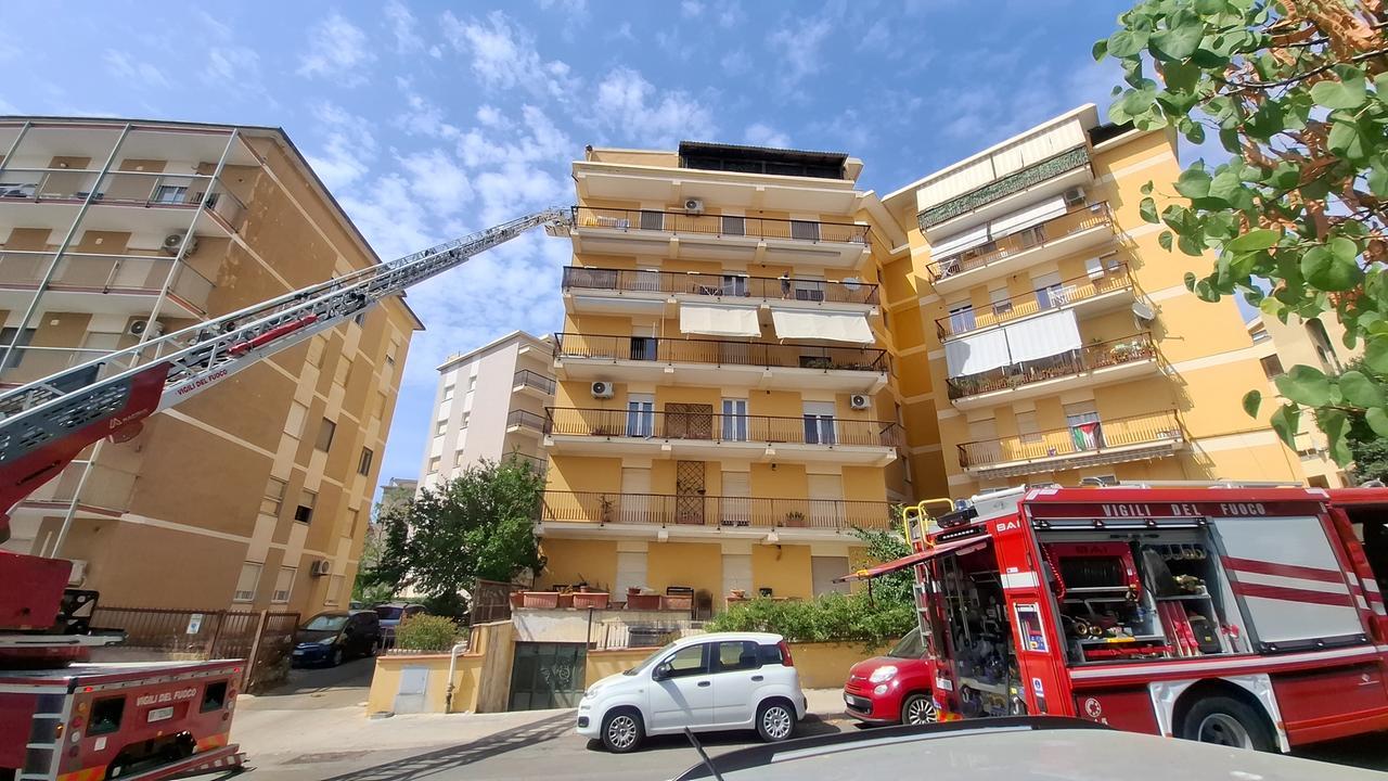 I vigili del fuoco in via De Gasperi <em><strong>(foto Ivan Nuvoli)</strong></em>