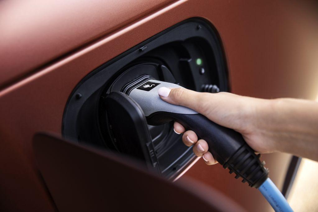 Le auto ibride conquistano il mercato europeo, in Italia boom delle plug-in +84,3%