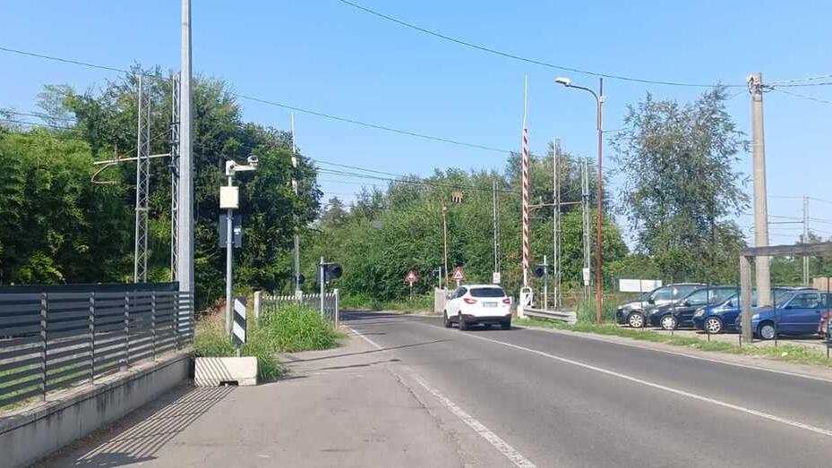 Il passaggio a livello del treno Gigetto alla Bertola, tra Baggiovara e Casinalbo