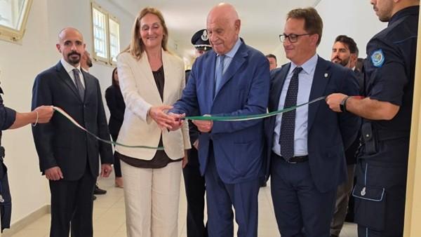 Il ministro Carlo Nordio taglia il nastro del nuovo reparto a Uta