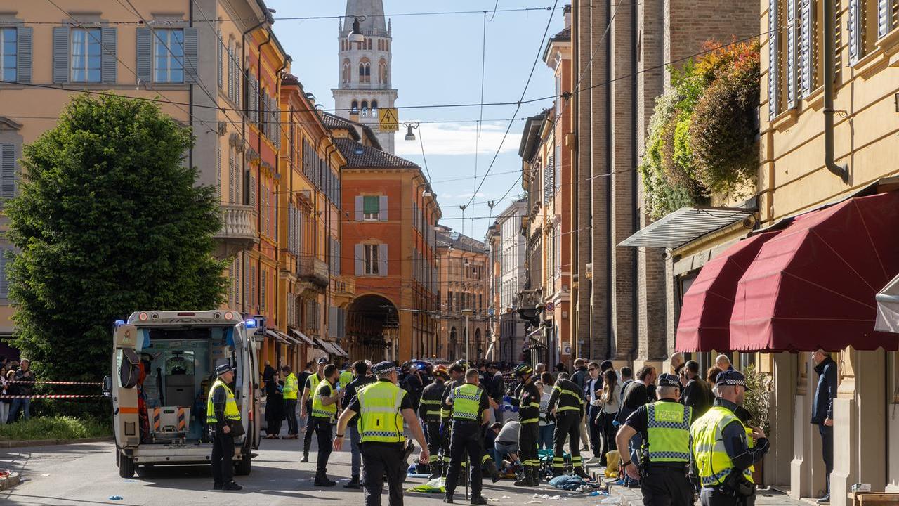 Modena auto si lancia sulla folla