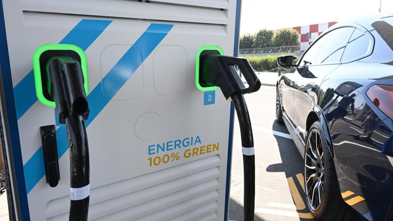 Colonnine ko, disagi per le auto elettriche – Che cosa sta succedendo