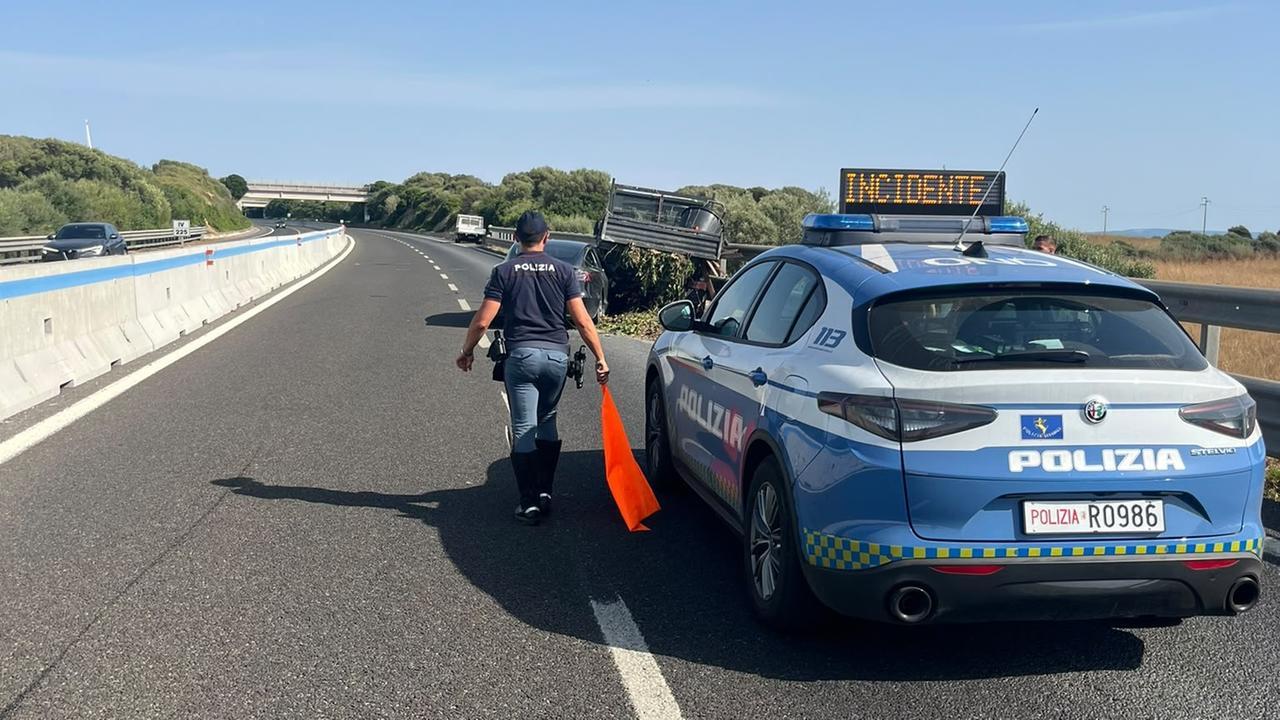 Sassari, terribile scontro a catena fra auto e due autocarri sulla 131: tre feriti