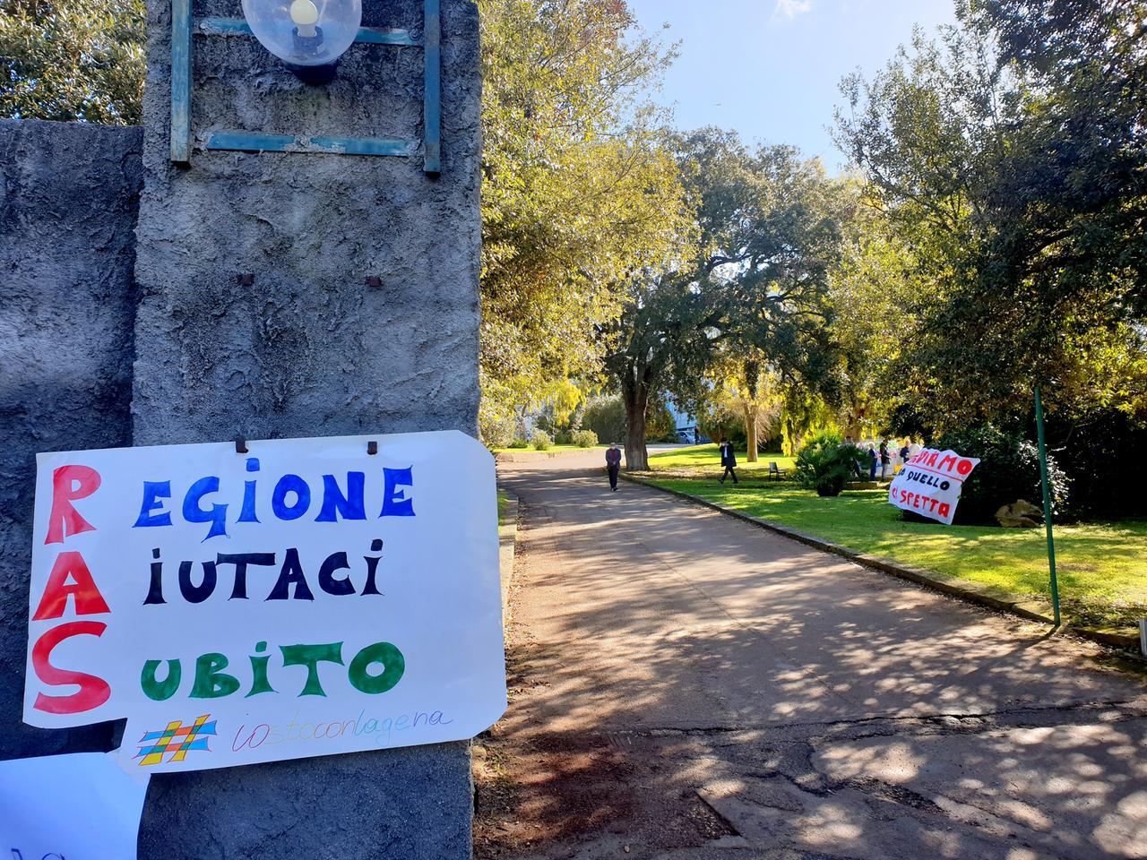 Striscione all’ingresso della Gena 

