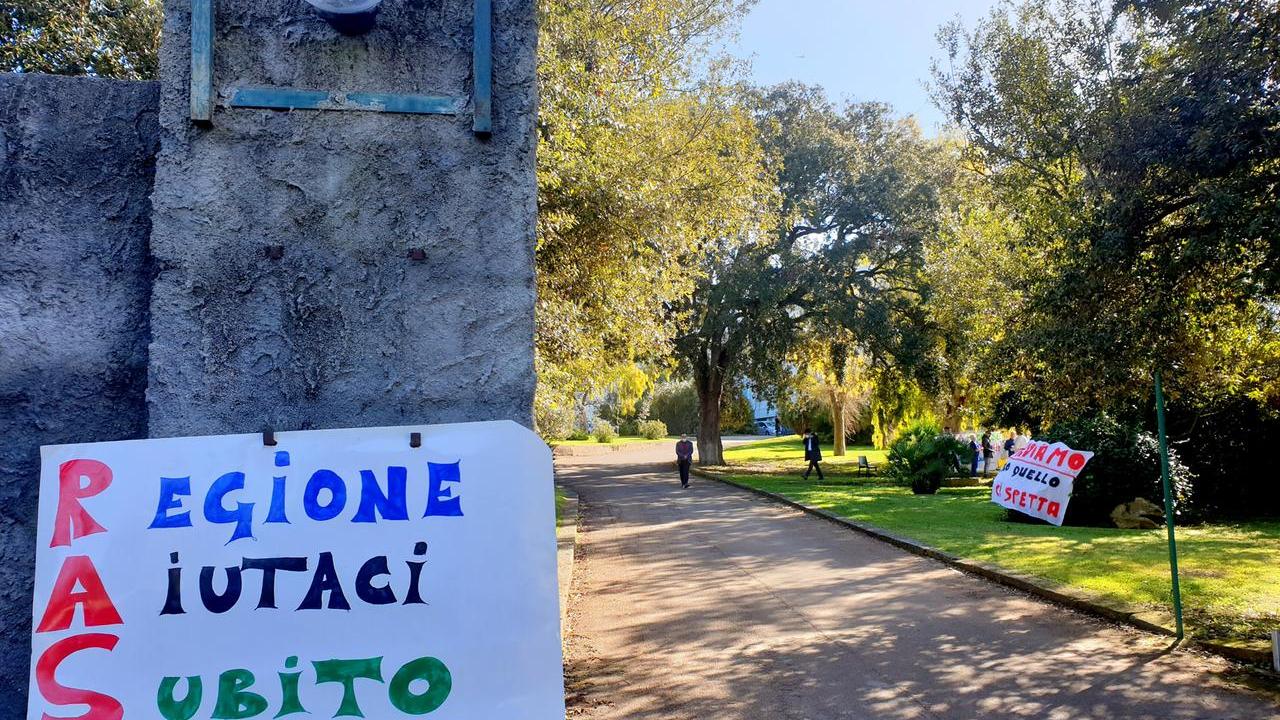 Striscione all’ingresso della Gena