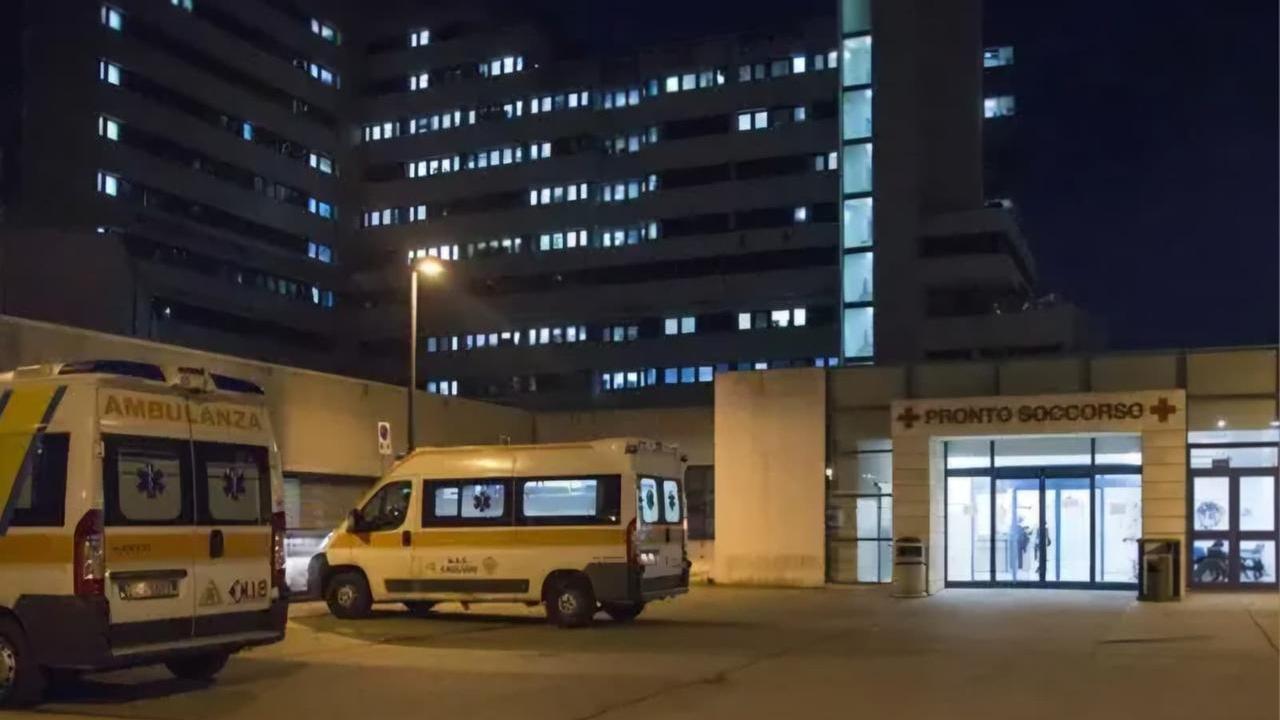 Misterioso ferimento in piazza: uomo accoltellato trovato in una pozza di sangue