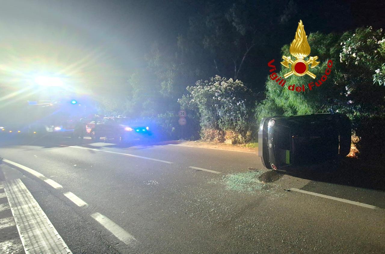 Auto esce di strada e si ribalta: illeso il conducente