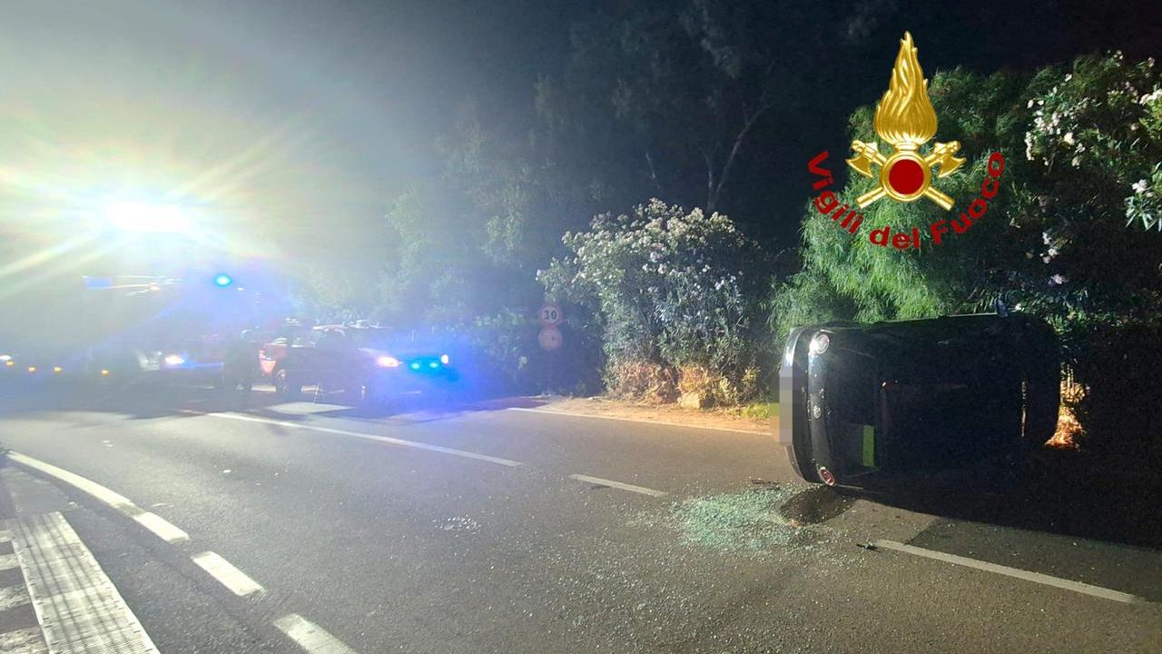 Auto esce di strada e si ribalta: illeso il conducente