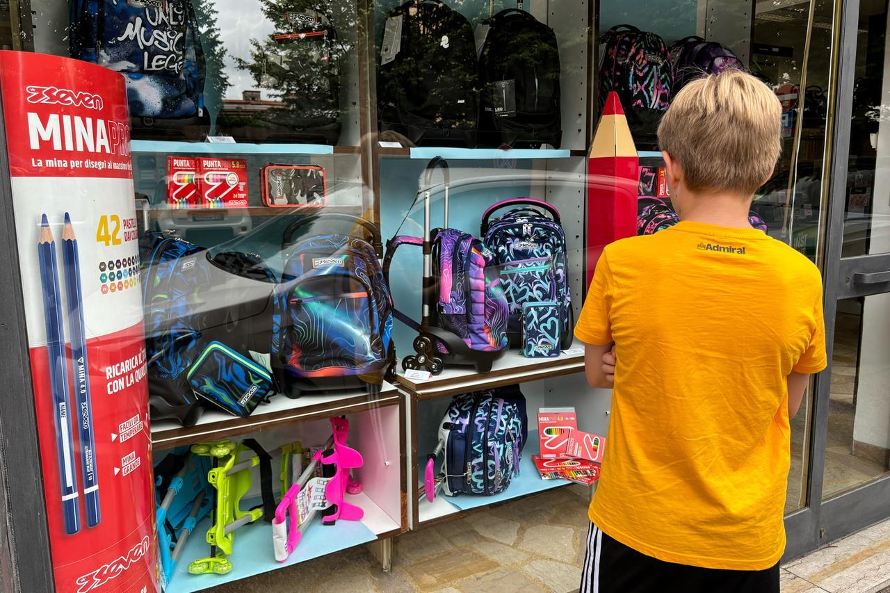 A Ferrara è già corsa agli acquisti per la scuola: i trend di zaini e diari