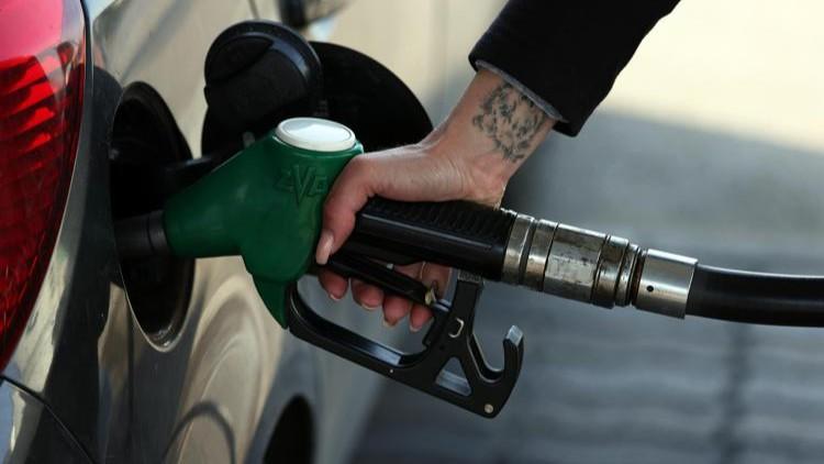 Carburanti, continuano a salire i prezzi di diesel e benzina: stangata sulle partenze estive – I costi al dettaglio