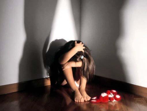 Bimbi vessati, umiliati, puniti e chiusi in bagno al buio: arrestate due educatrici