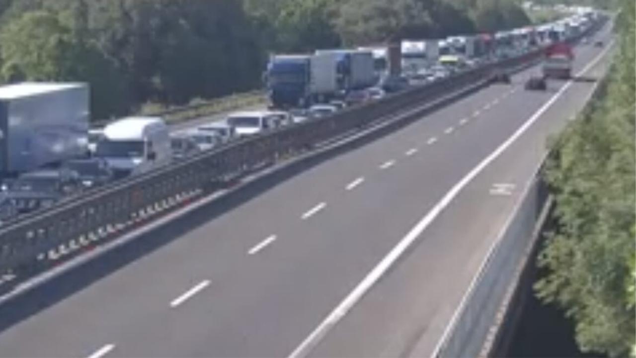 Pisa, schianto in Autostrada dopo lo scoppio di uno pneumatico: quattro feriti, uno è grave
