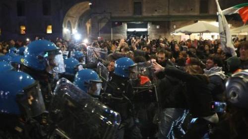 Morte di Fakir, il sindaco di Reggio Emilia con Lepore: «Basta attacchi istituzionali»