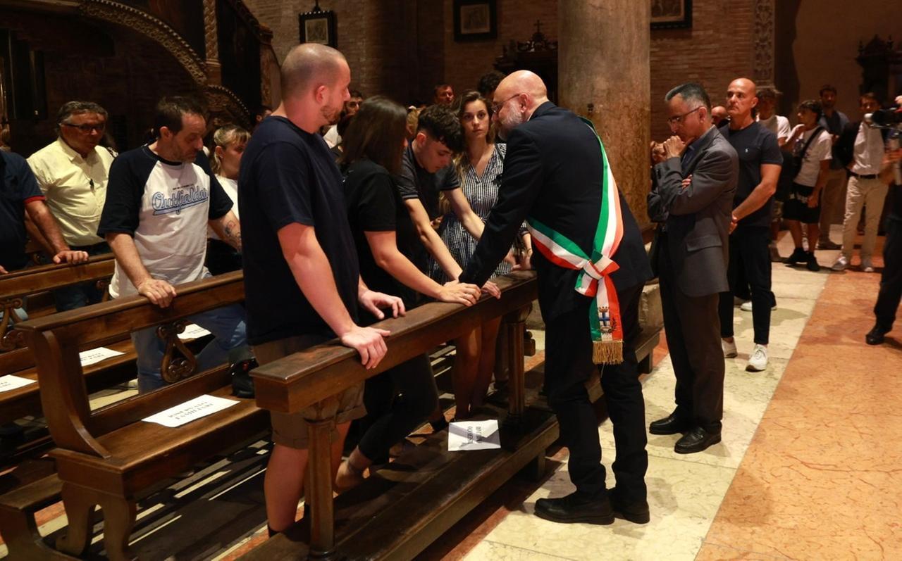 Veglia in Duomo per Monica Esposito, vittima dell’attentato a Modena. Il messaggio di Mattarella: «Vi sono vicino»