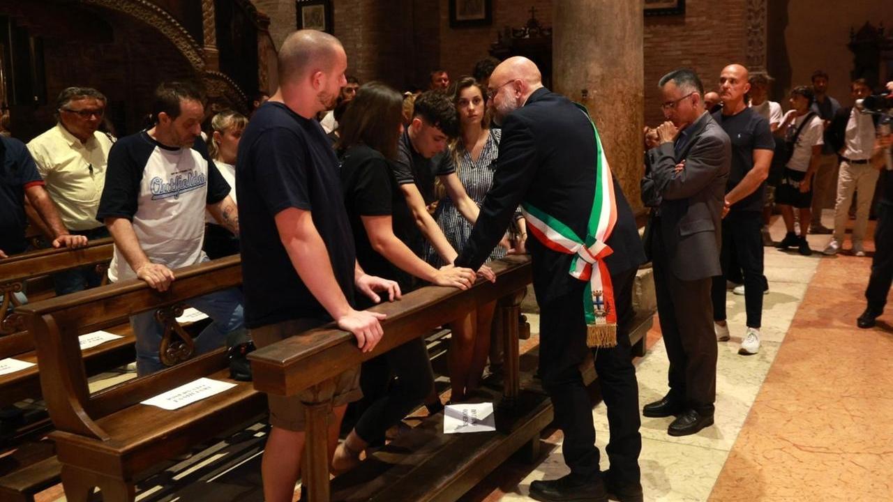 Sindaco e vescovo con figli e famigliari di Monica Esposito alla veglia nel Duomo di Modena (foto di Luigi Esposito)