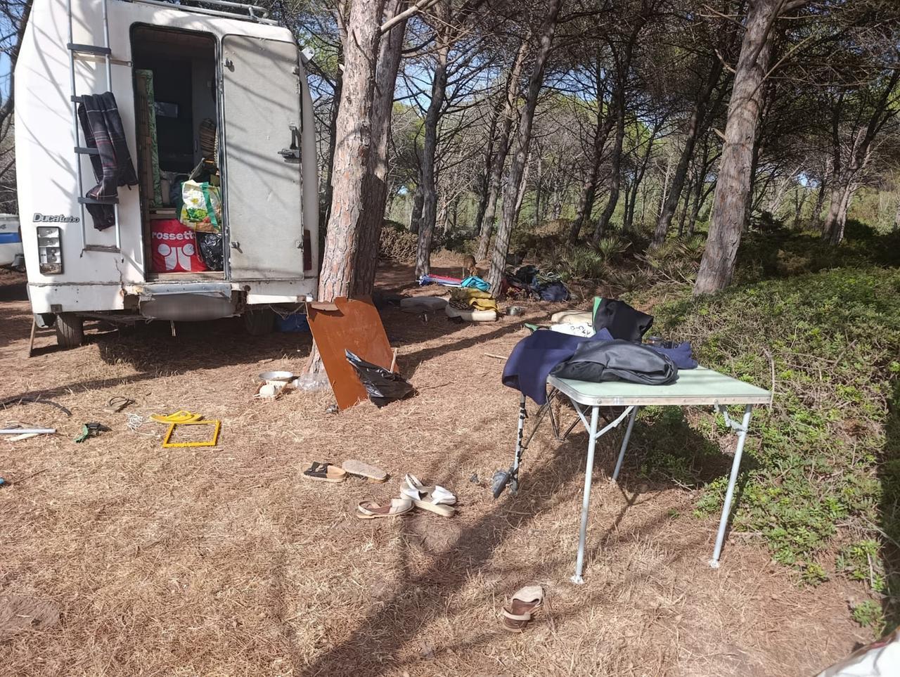 Rifiuti e campeggio abusivo a Porto Ferro: multe per 1.500 euro e camper sequestrato