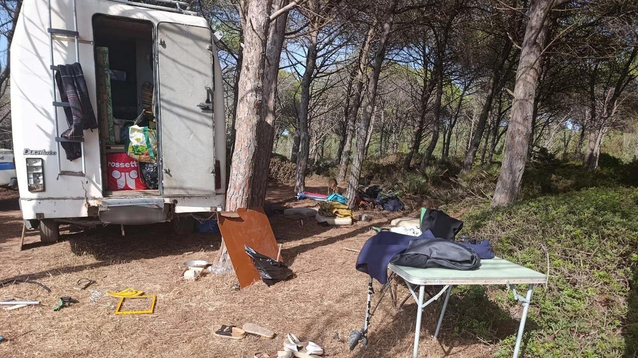 Rifiuti e campeggio abusivo in pineta: multe per 1.500 euro e camper sequestrato – Che cosa è successo