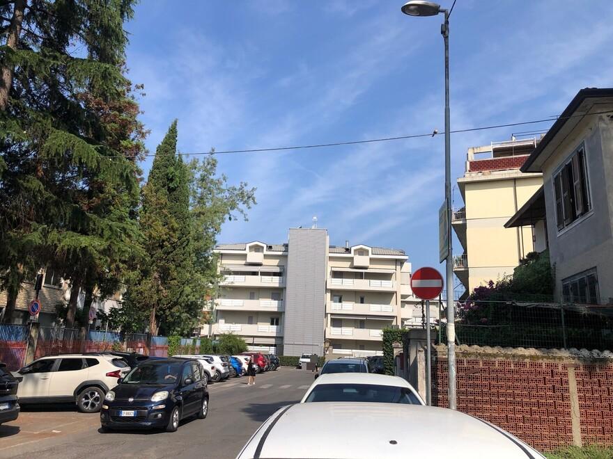 Carrara, i vicini urlano dalle finestre e mettono in fuga quattro ladri – Il mezzo sospetto e la fuga (contromano)