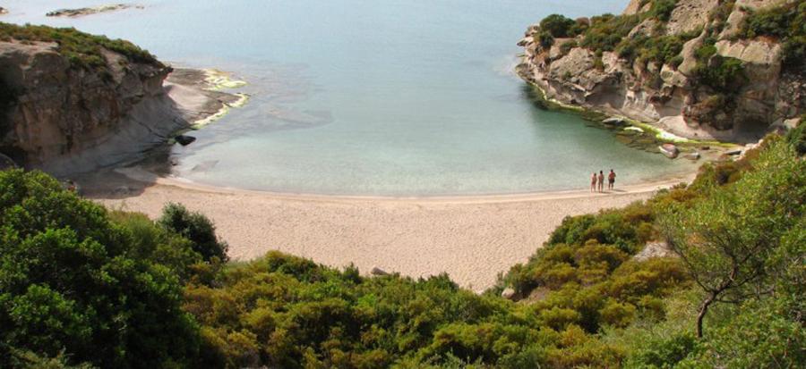 Tragedia in spiaggia, muore dopo aver accusato un malore