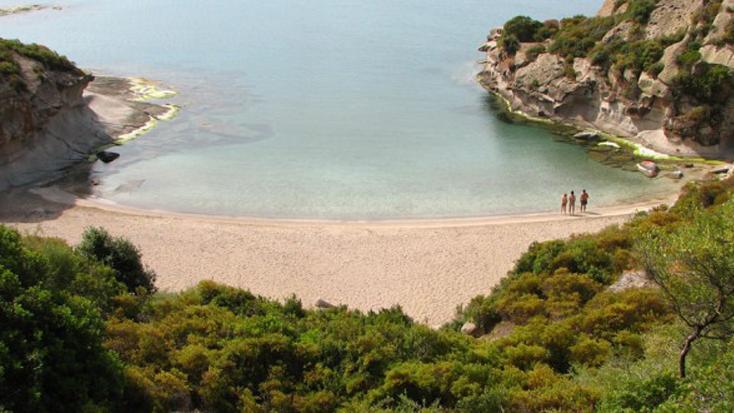 Tragedia in spiaggia, muore dopo aver accusato un malore