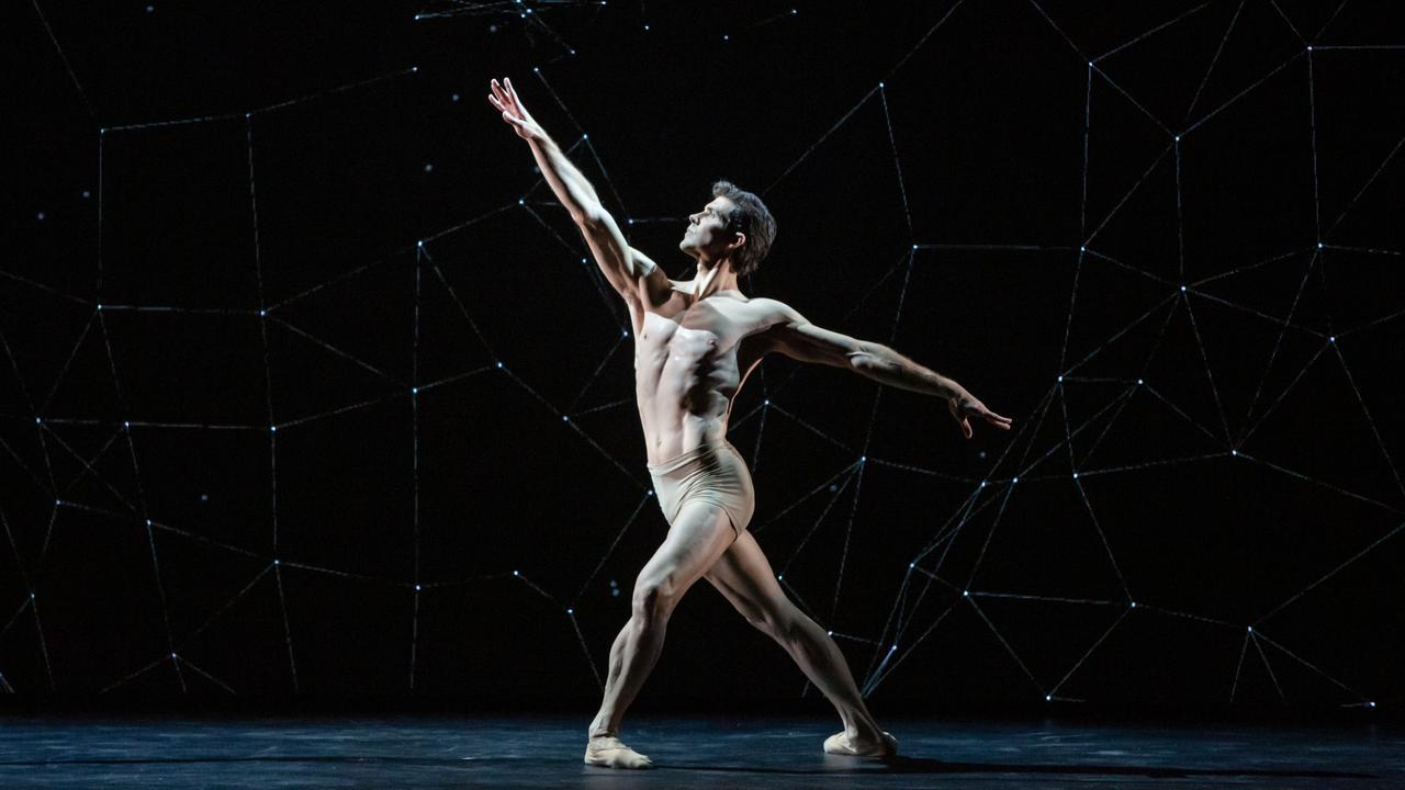 Hollywood, Roberto Bolle conquista la stella sulla Walk of fame: «Un sogno che diventa realtà»