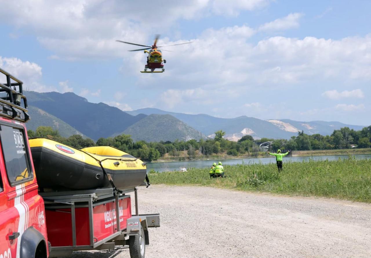 Si tuffa nel lago e non riemerge: recuperato il corpo senza vita di un 15enne