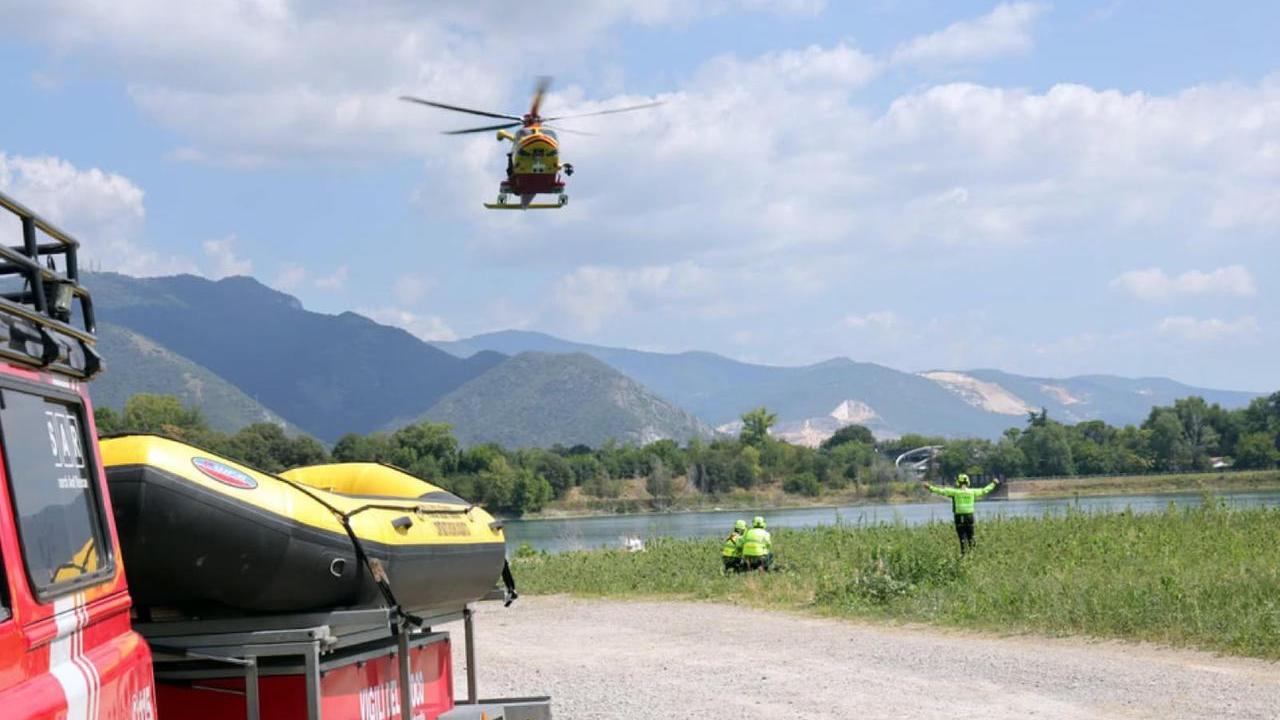 Si tuffa nel lago e non riemerge: recuperato il corpo senza vita di un 15enne