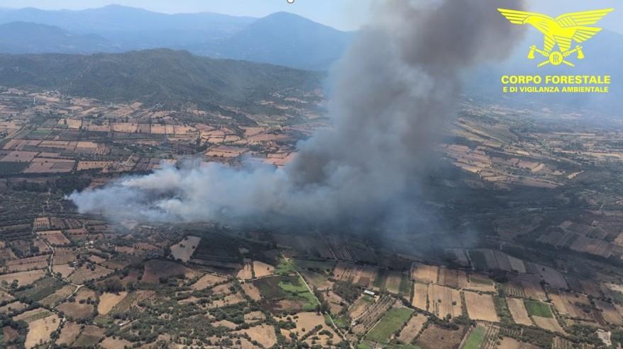 Inferno di fuoco a Triei, in volo numerosi mezzi aerei: in azione anche due Canadair – Cosa sta succedendo