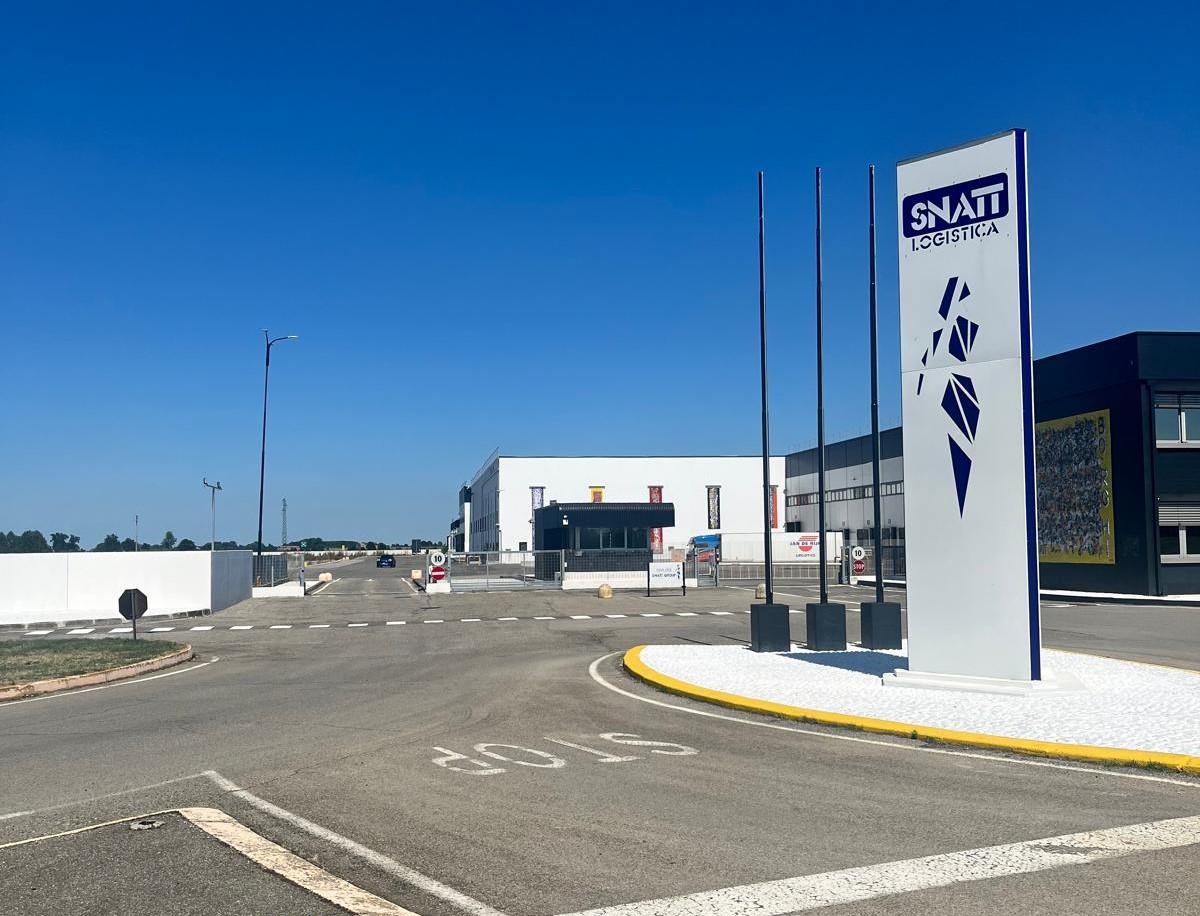 Un altro assalto alla Snatt: i ladri bloccano le strade con mezzi rubati, sfondano i portoni e rubano scatoloni di abiti firmati