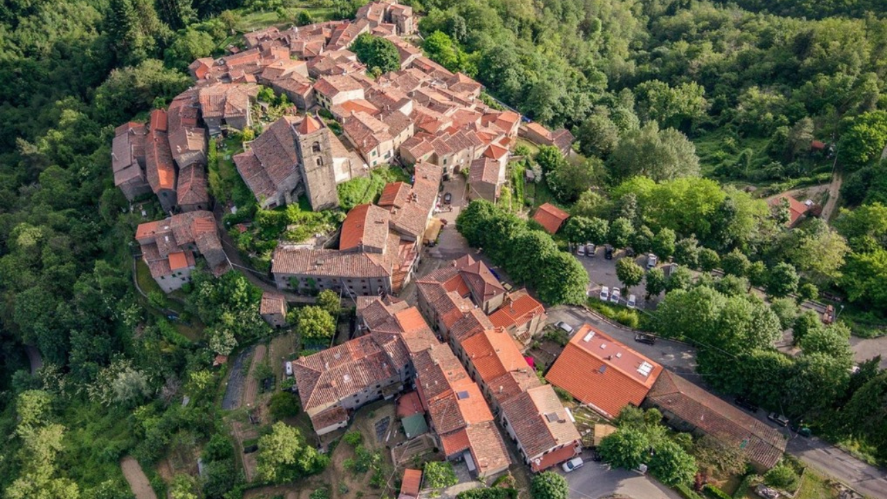Una veduta dall'alto di Calamecca, in provincia di Pistoia