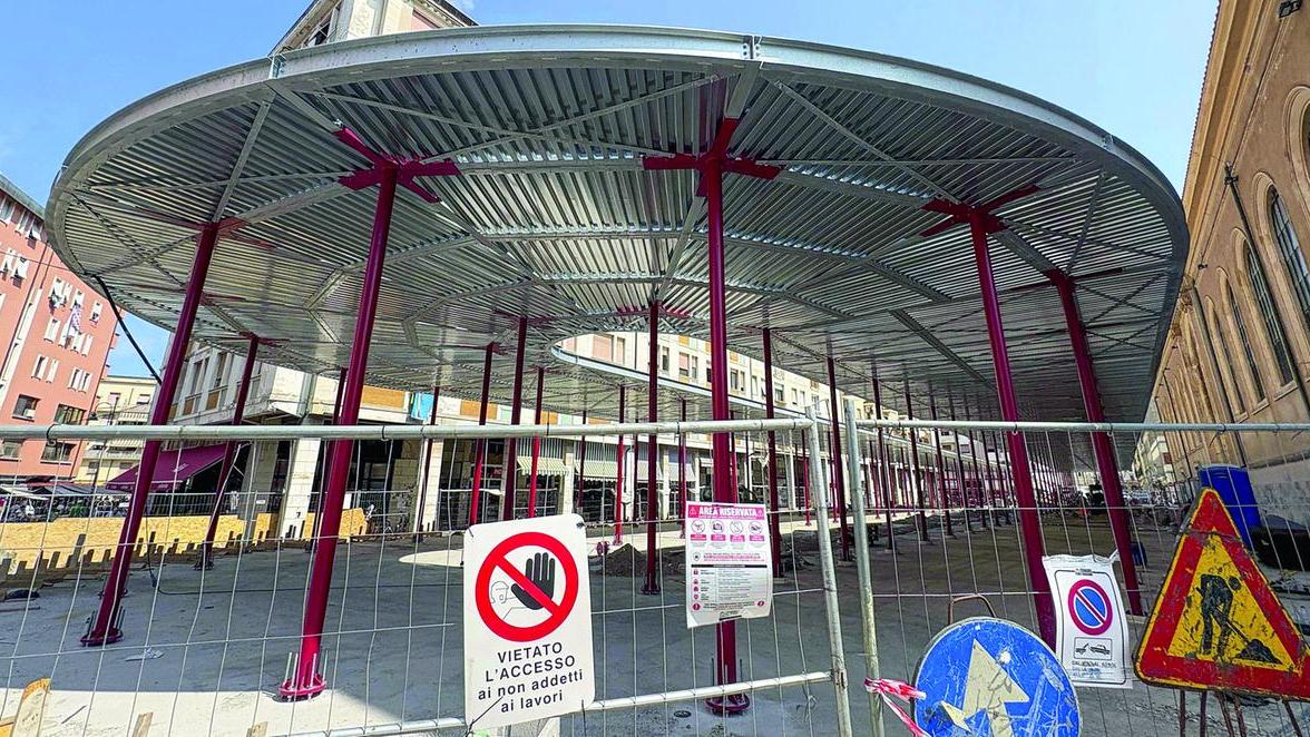 Il cantiere del nuovo mercato di via Buontalenti (foto Stik)