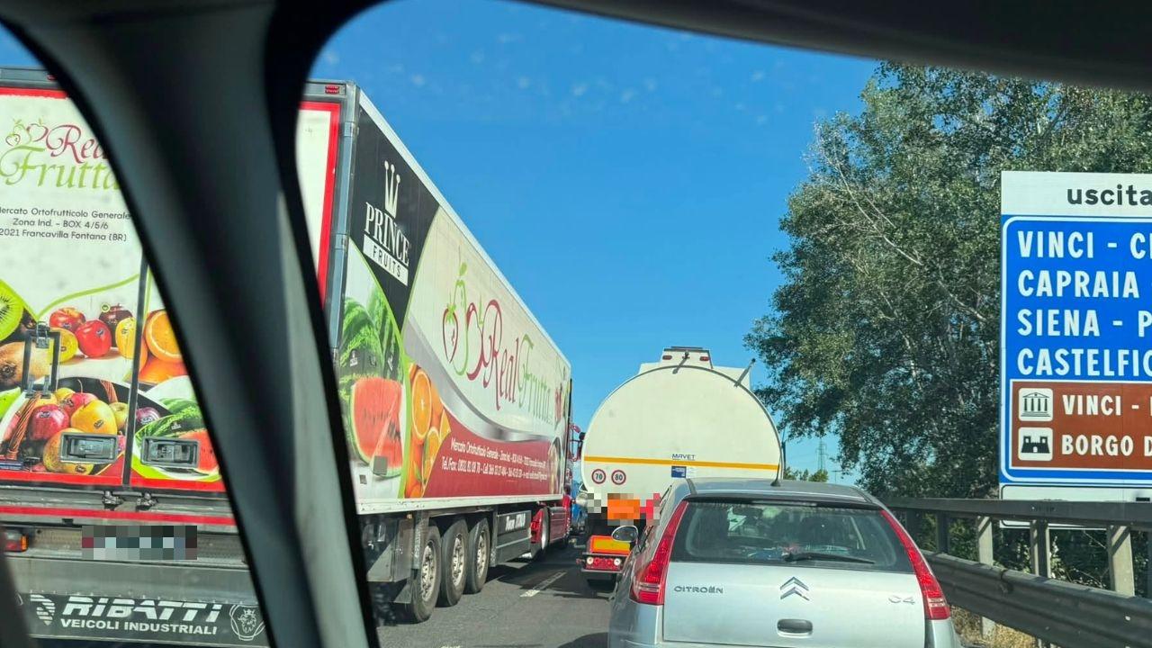 
	La fila sulla Fi-Pi-Li a causa dell'incidente all'altezza di Empoli (foto Facebook - I Dannati della Fi-Pi-Li)

