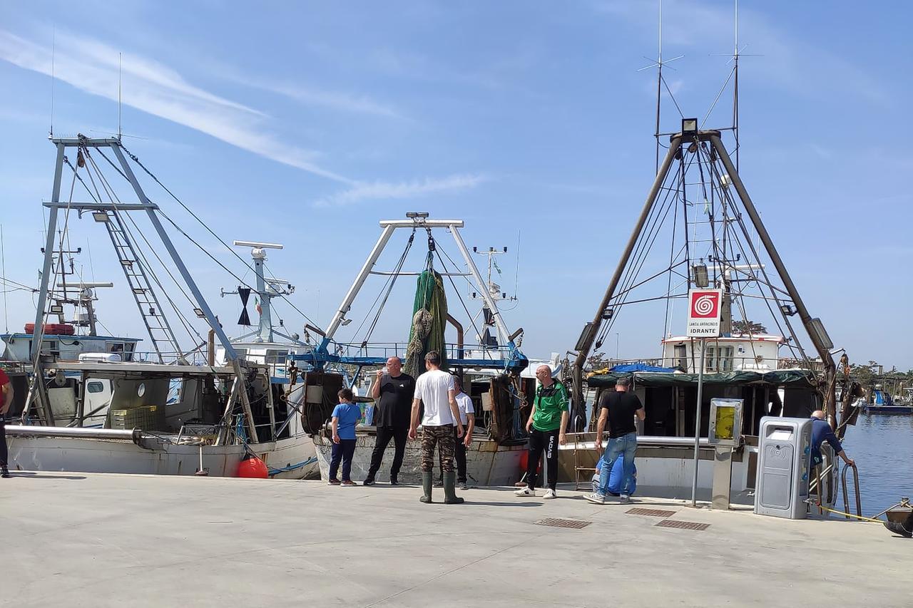 Porto Garibaldi e Goro, i pescherecci devono tornare in mare: 10 milioni di euro
