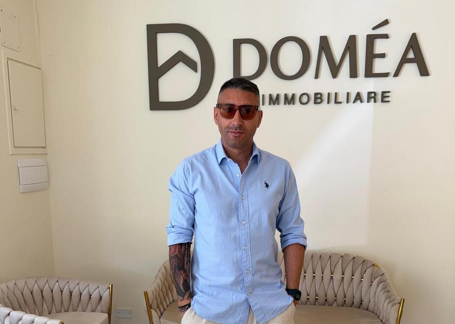 
	Amoroso nella sede della sua agenzia immobiliare

