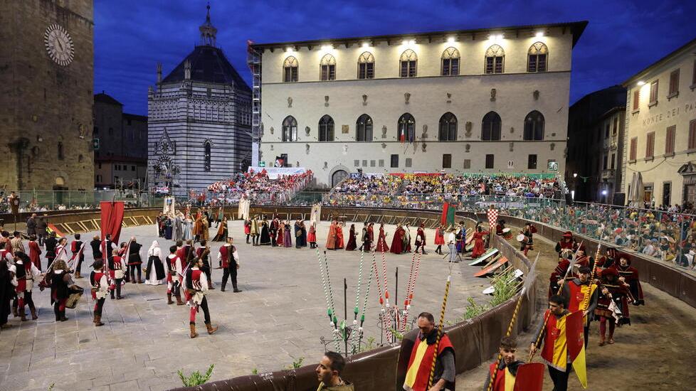 Piazza del Duomo durante la fase finale del grande corteo rievocativo che precede la giostra dell’orso