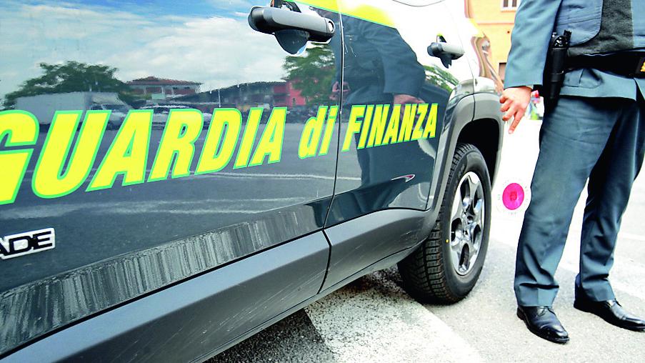 Una pattuglia della guardia di finanza (foto d'archivio)