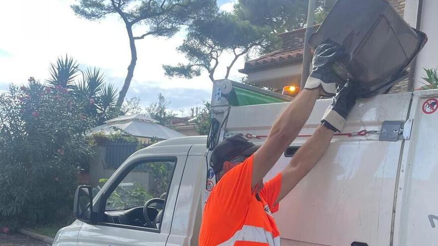 Il servizio di raccolta differenziata (foto d'archivio)