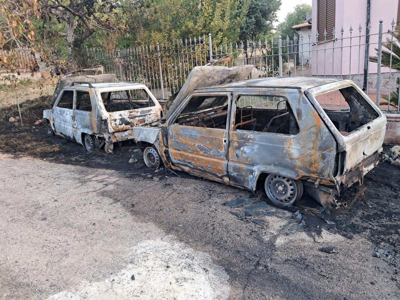 Allevatore nel mirino a Bonnanaro: gli incendiano due auto e la casa