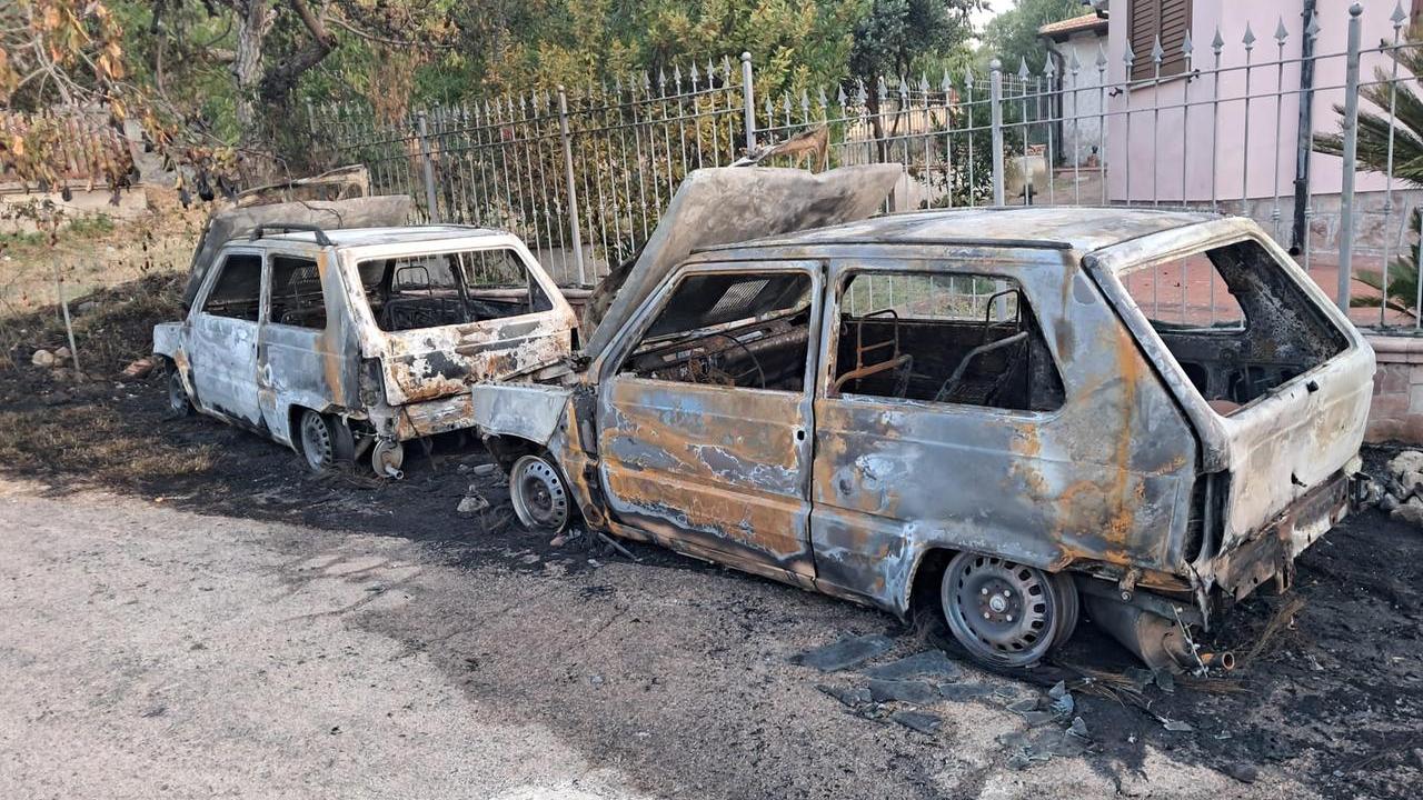 Gli incendiano due auto e la casa: un allevatore nel mirino