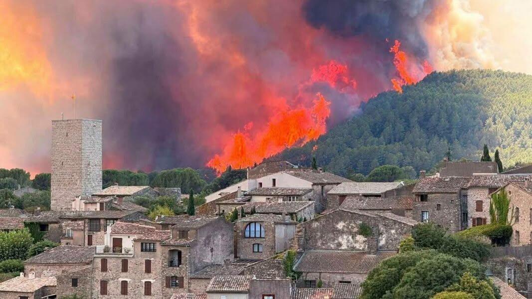 Francia e Spagna in fiamme, è l’apocalisse: gli sfollati sono oltre 220mila, animali in fuga – VIDEO