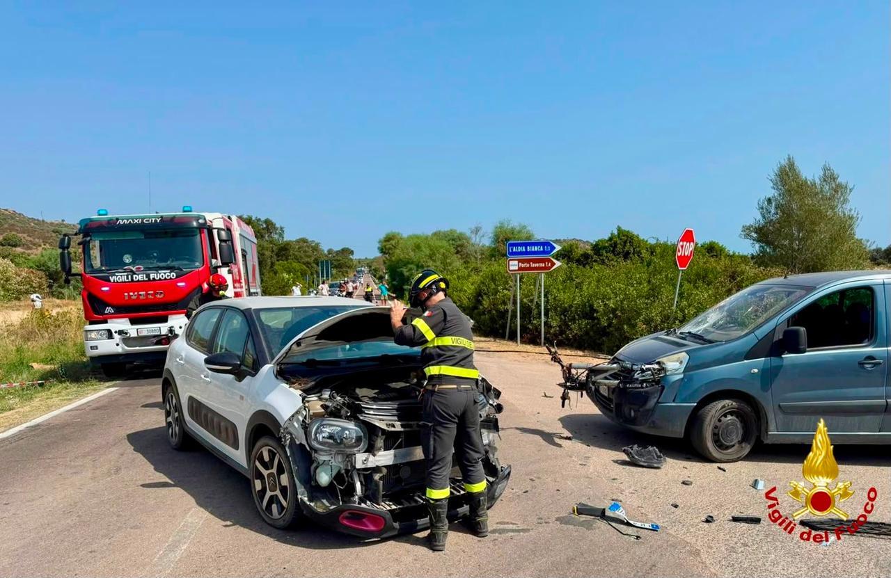 Scontro tra due auto e una moto: ferito il motociclista, traffico bloccato per ore